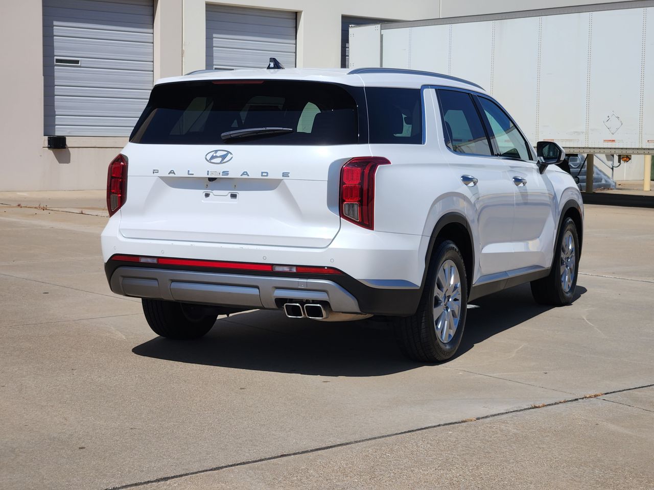 Used 2025 Hyper White Hyundai SEL image 4