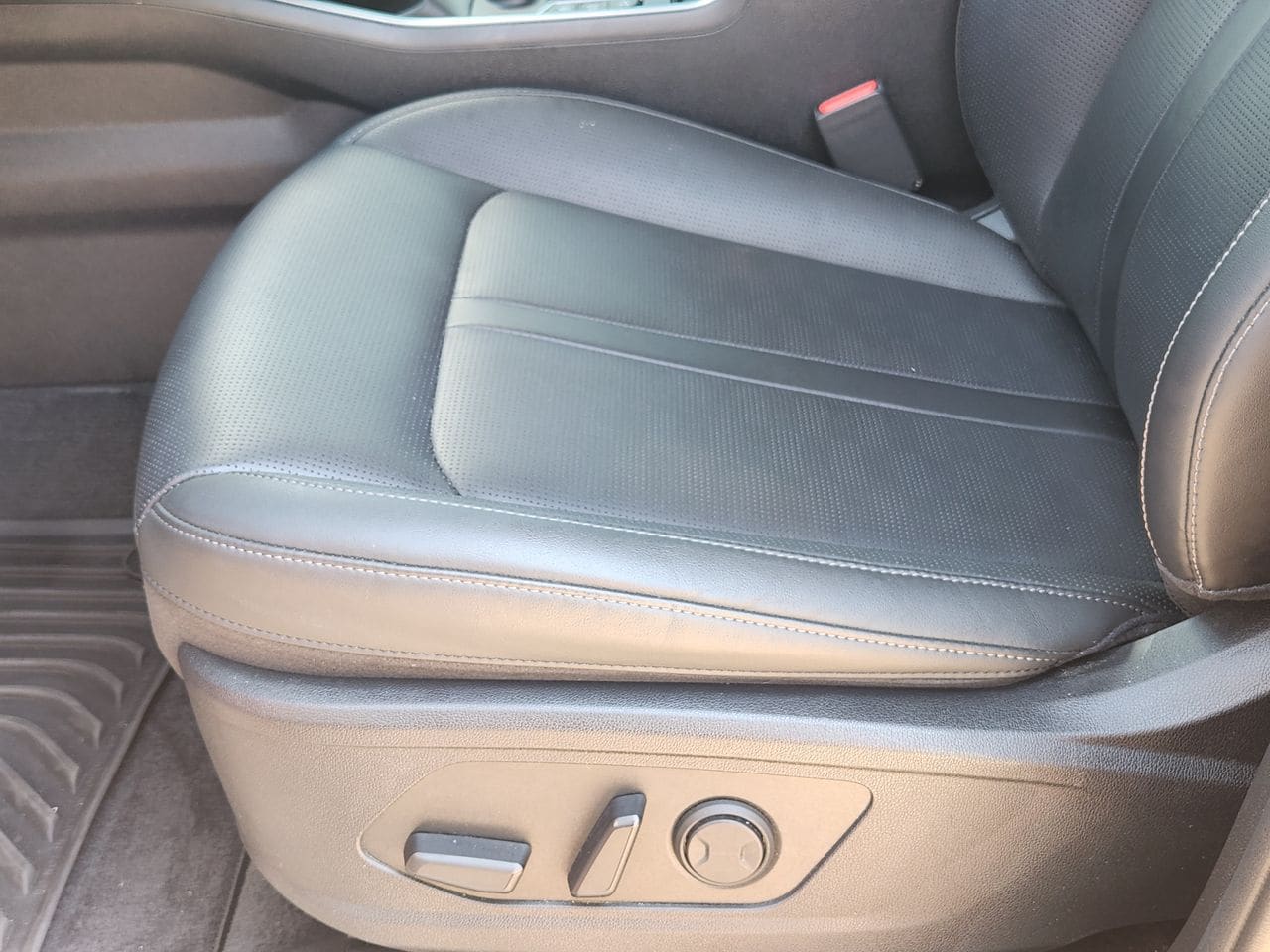 Used 2025 Dawning Red Kia S image 23