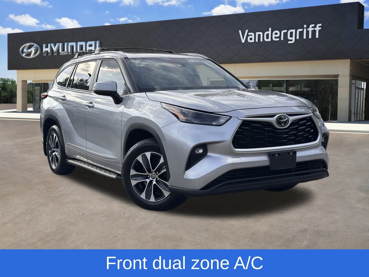 2023 Toyota Highlander XLE's photo