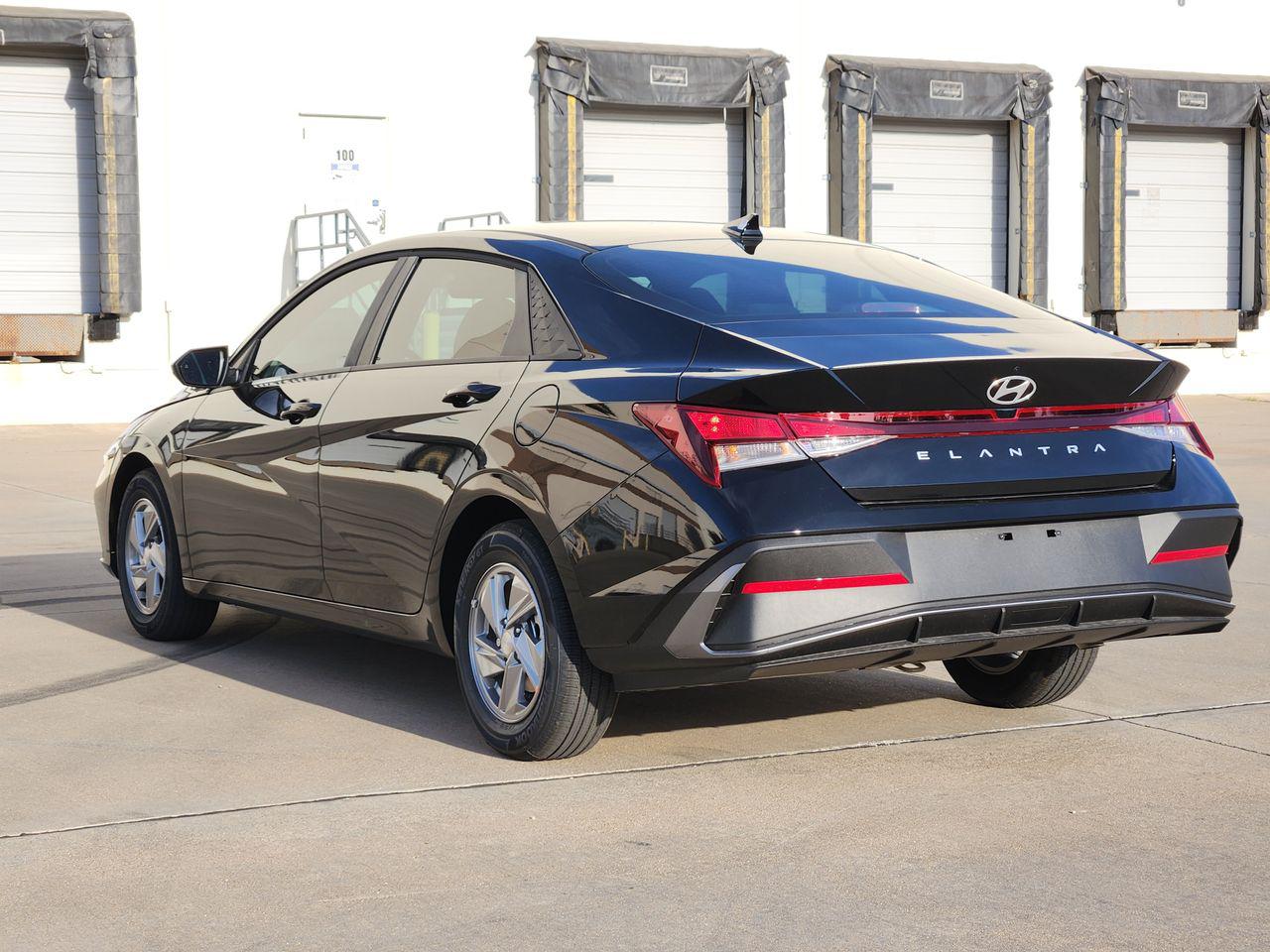 New 2026 Abyss Black Hyundai SE image 3