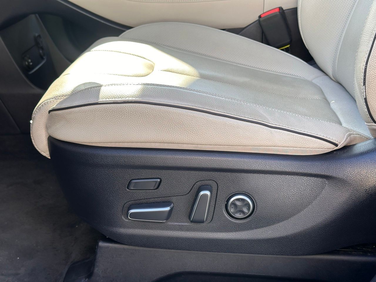 Used 2025 Graphite Hyundai Limited image 29