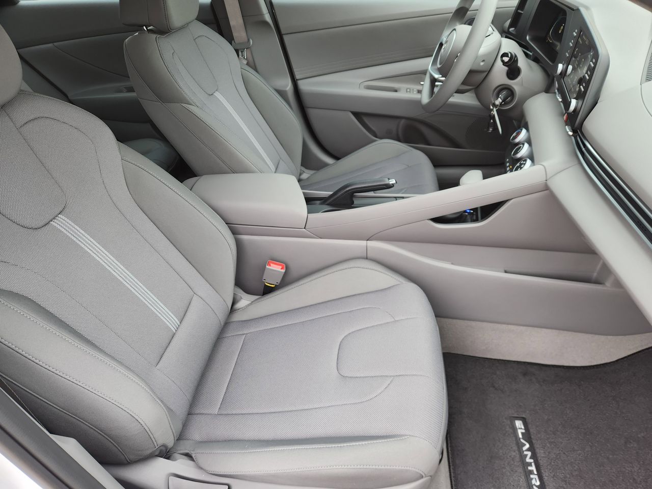 New 2026 W6H White Hyundai SE image 10