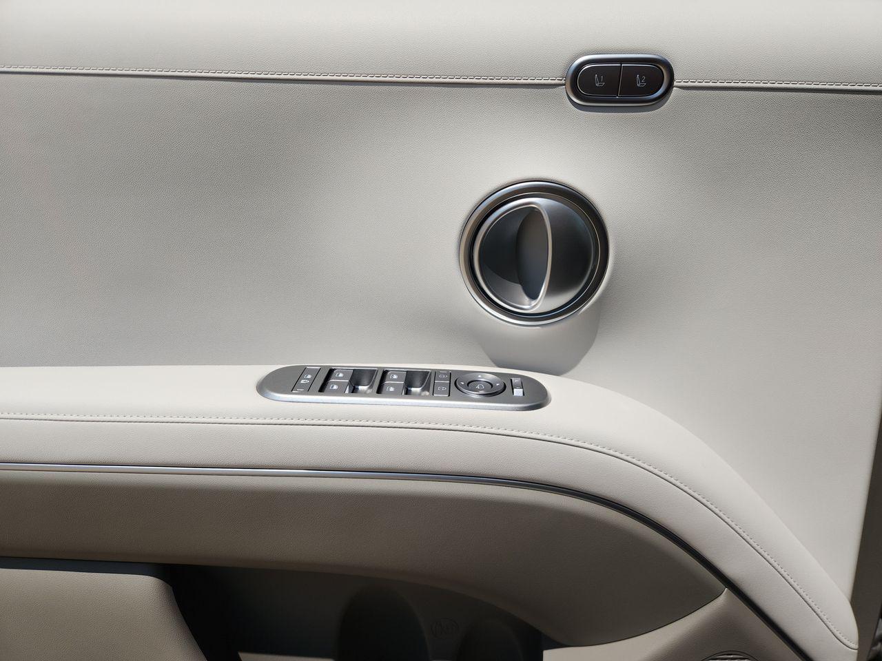 New 2027 Shimmering Silver Hyundai SEL Premium 7P image 23