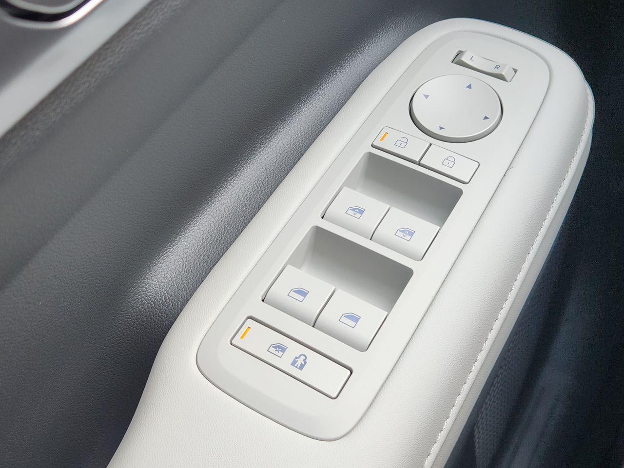 New 2027 Shimmering Silver Hyundai SEL FWD image 21