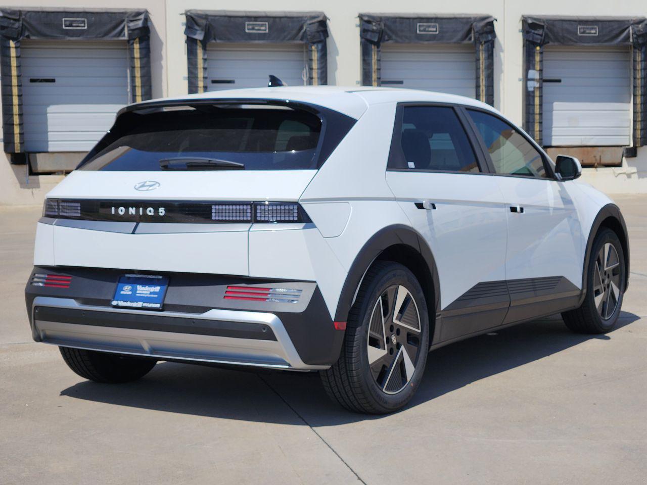 New 2027 SAW/White Hyundai SE image 4