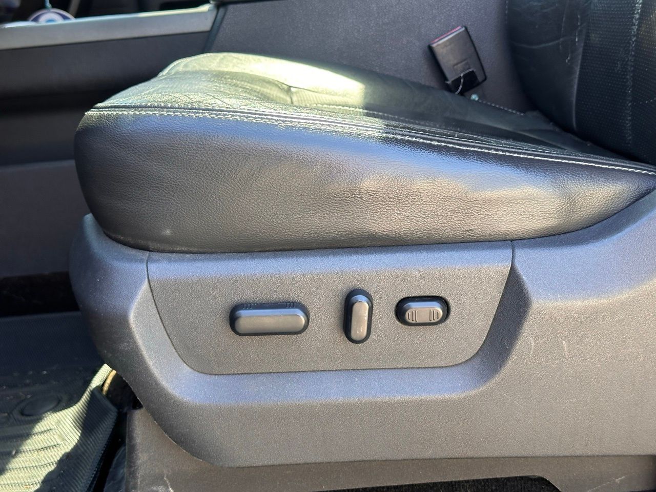 Used 2012 Tuxedo Black Ford Lariat image 27