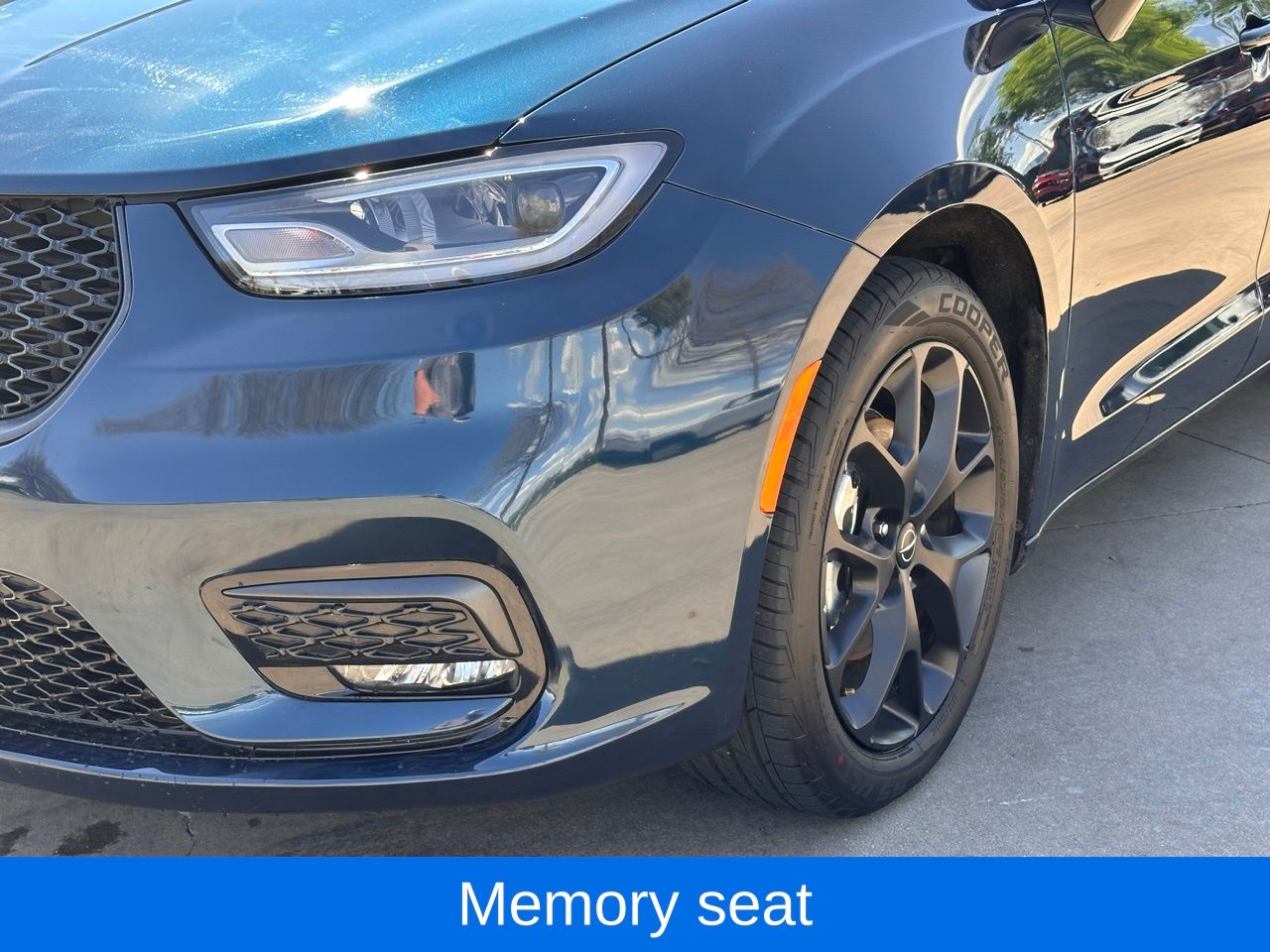 Used 2025 Fathom Blue Pearlcoat Chrysler Limited image 5