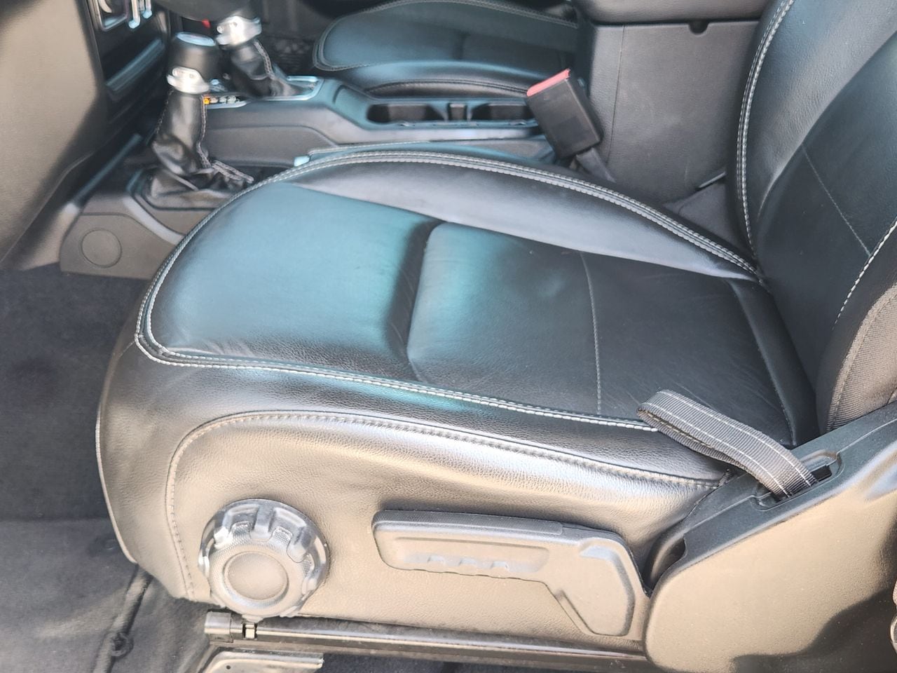 Used 2022 Granite Crystal Jeep Overland image 22