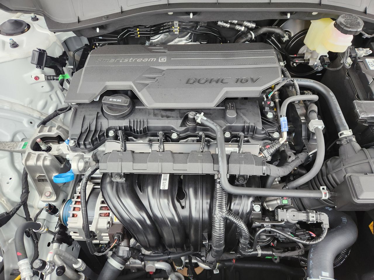 New 2026 SAW White Hyundai SE FWD image 29