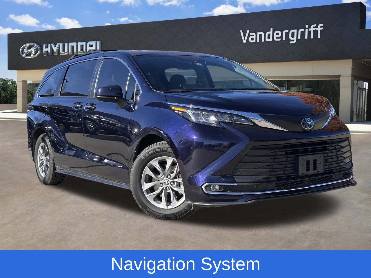 2022 Toyota Sienna XLE's photo