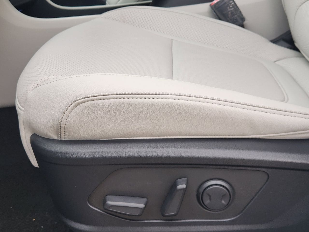 New 2026 W6H White Hyundai Limited FWD image 25