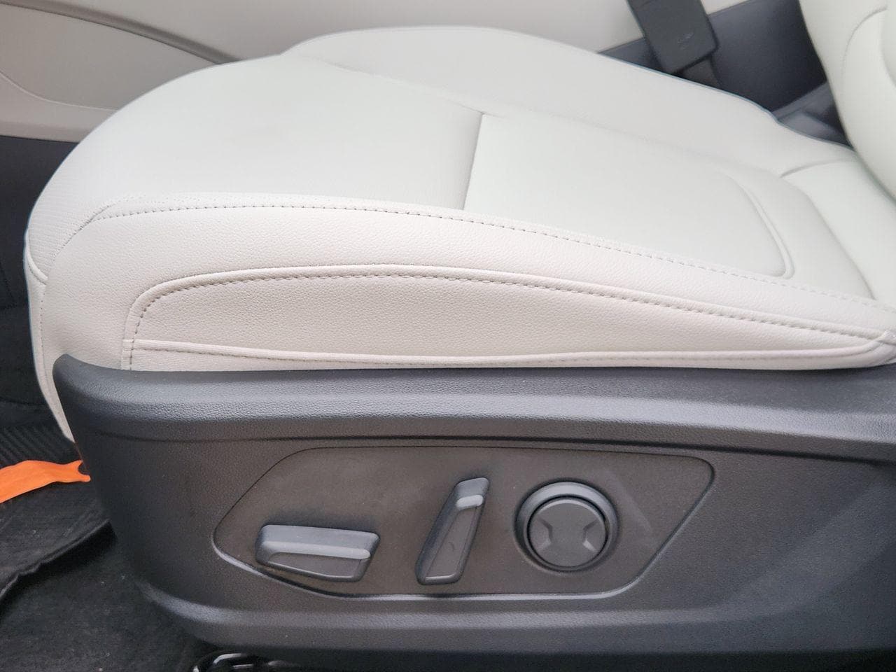 New 2026 R2T Silver Hyundai SEL Premium FWD image 23