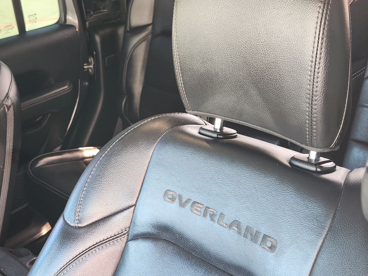 Used 2022 Granite Crystal Jeep Overland image 12