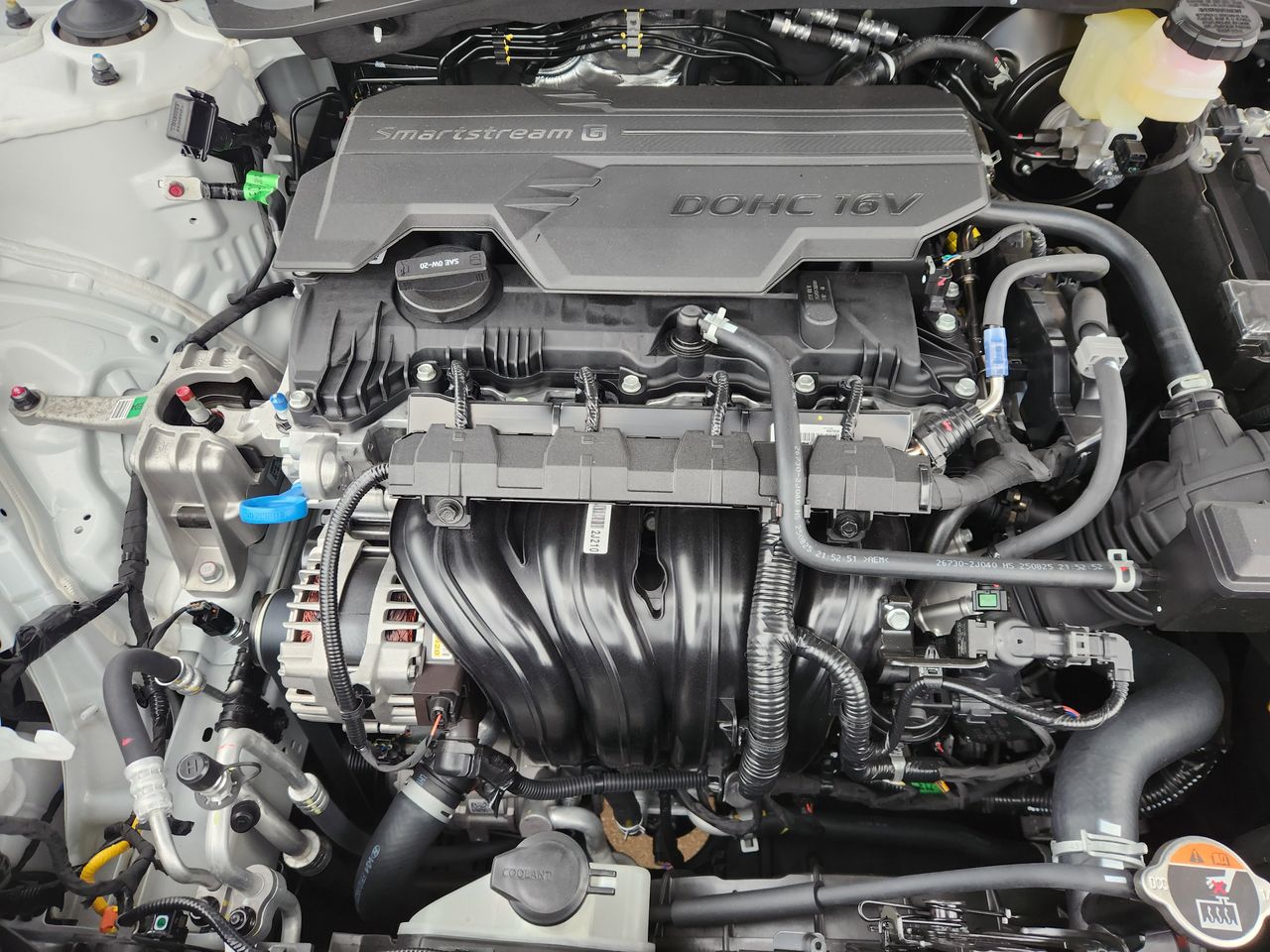 New 2026 SAW White Hyundai SE FWD image 29