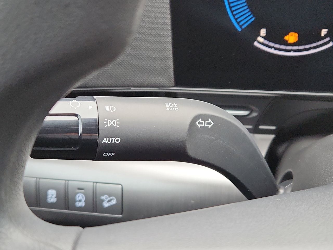 New 2026 SAW White Hyundai SE FWD image 27