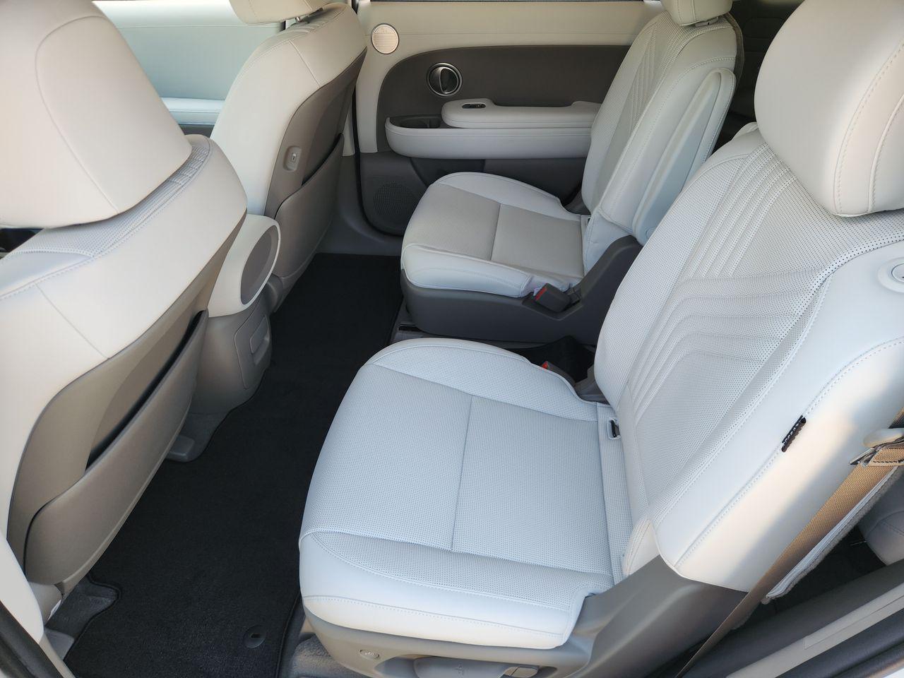 New 2027 Creamy White Pearl Hyundai Blue SEL 7P image 28