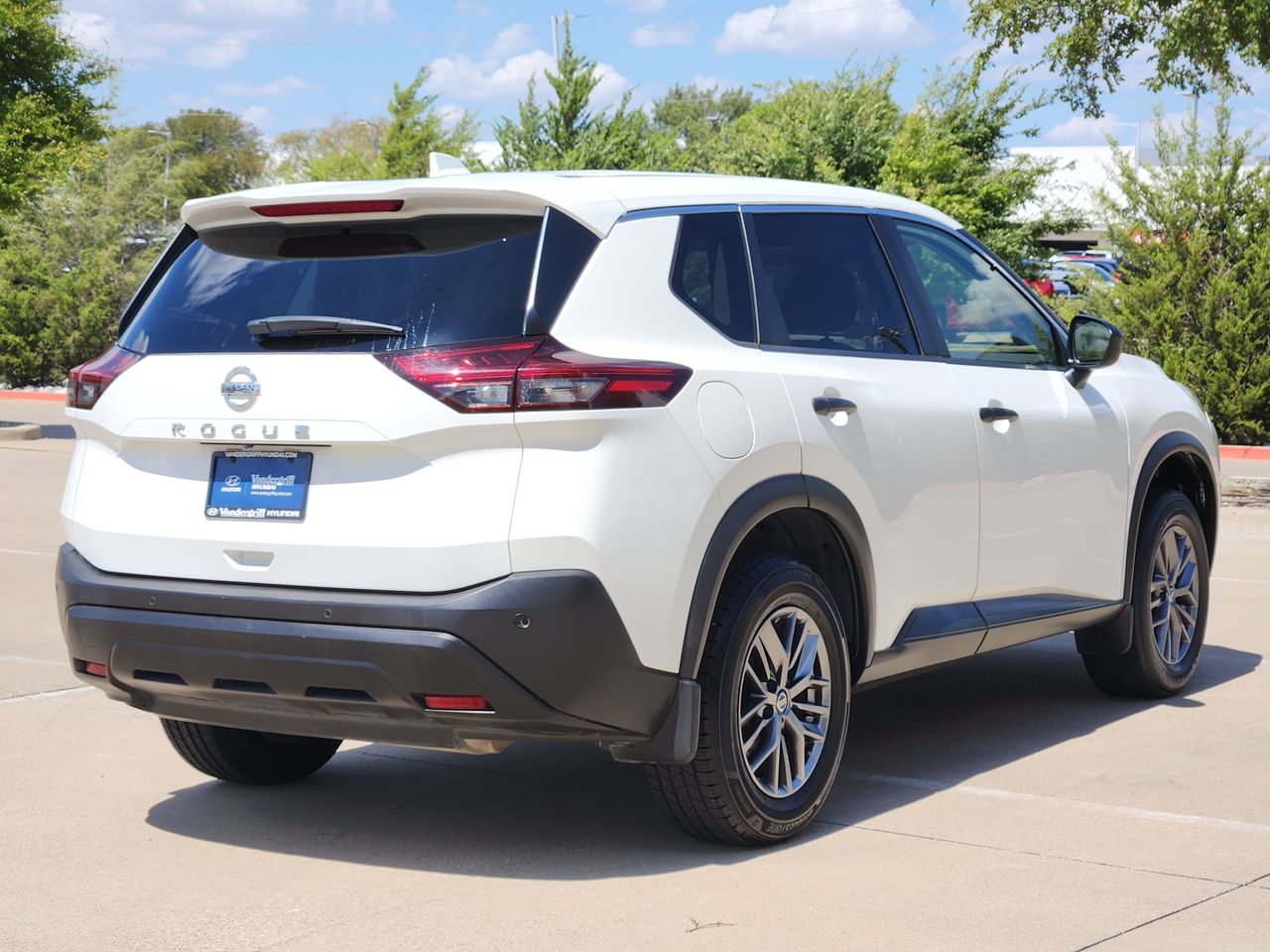 Used 2021 Glacier White Nissan S image 4