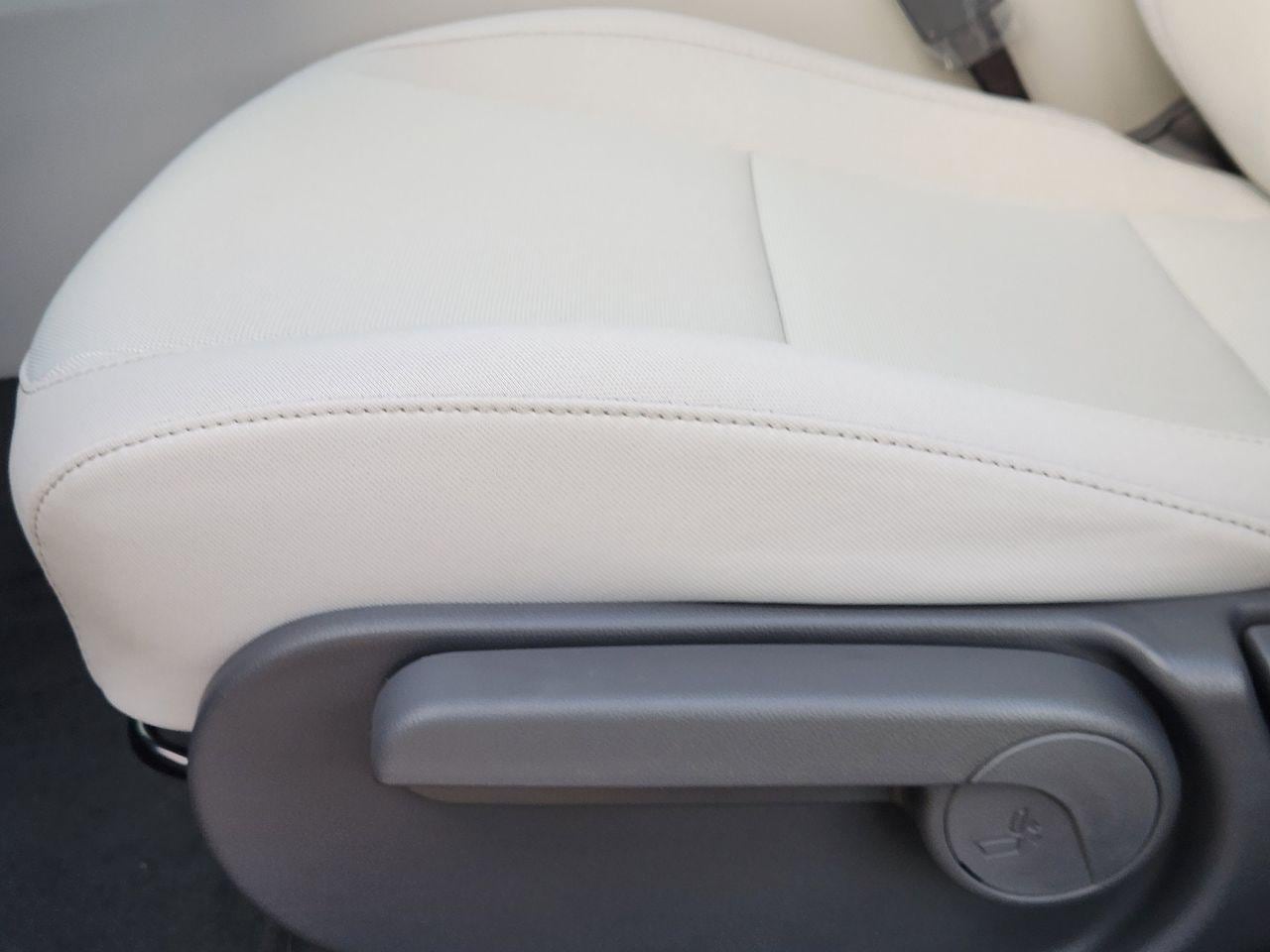 New 2026 SAW White Hyundai SE FWD image 23