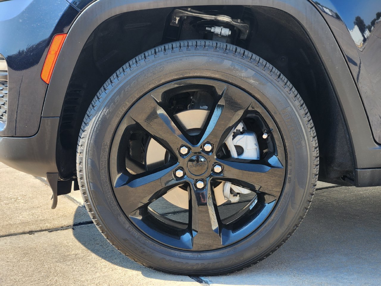 Used 2024 Midnight Sky Jeep Limited image 9