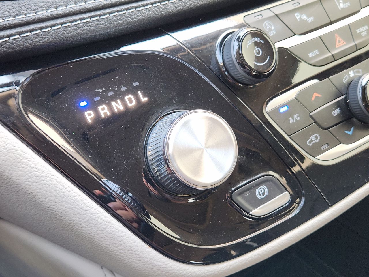 Used 2024 Diamond Black Crystal Pearlcoat Chrysler Limited image 17