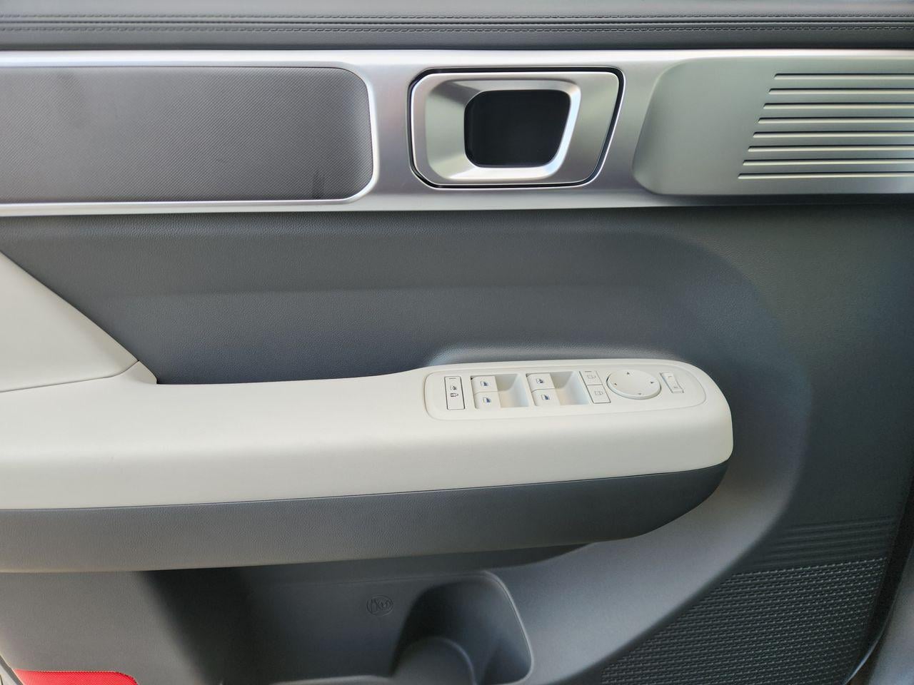 New 2027 Shimmering Silver Hyundai SE FWD image 22