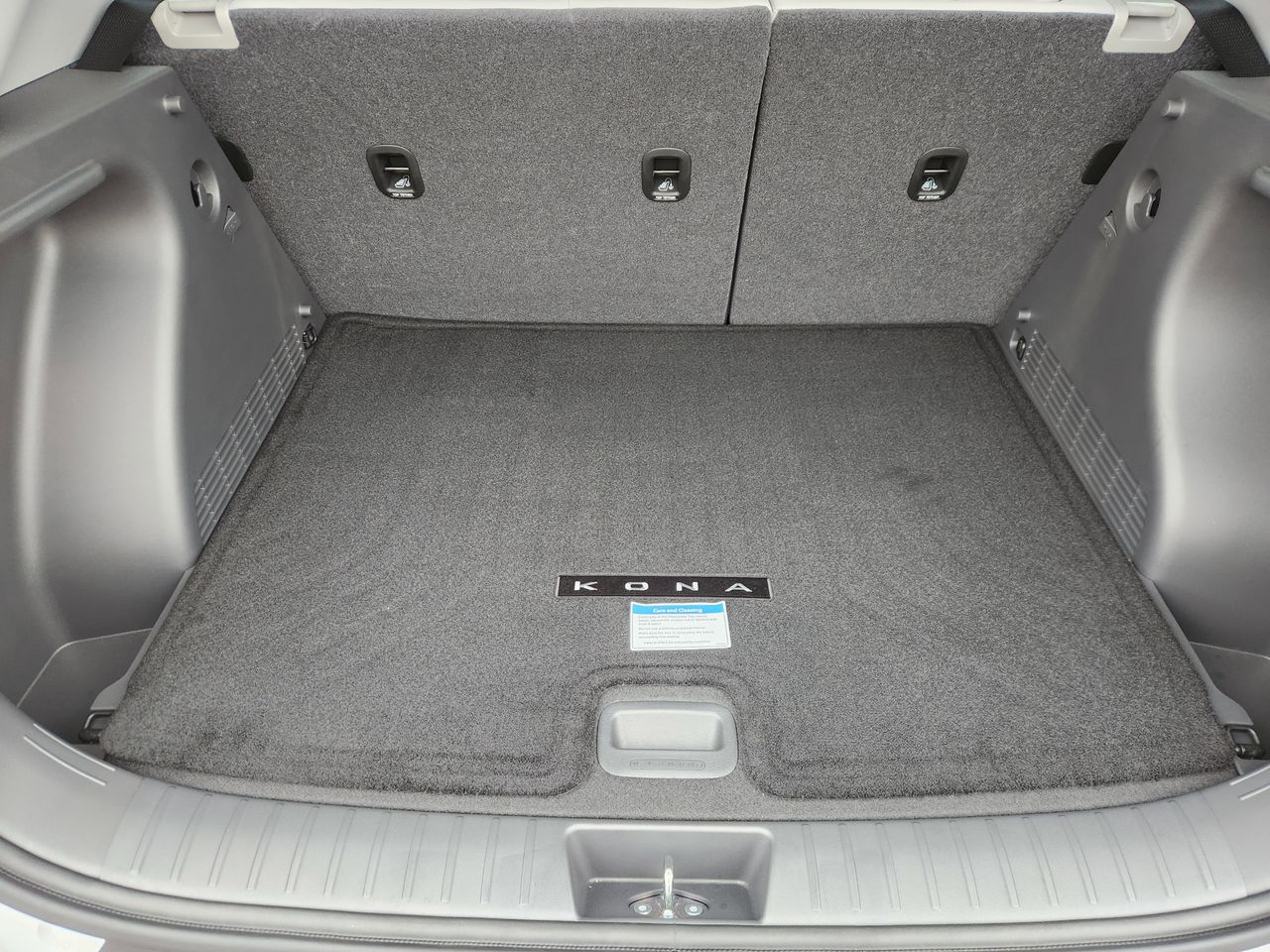 New 2026 SAW White Hyundai SE FWD image 30