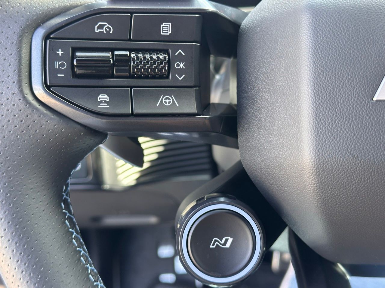 Used 2025 Abyss Black Hyundai Base image 30