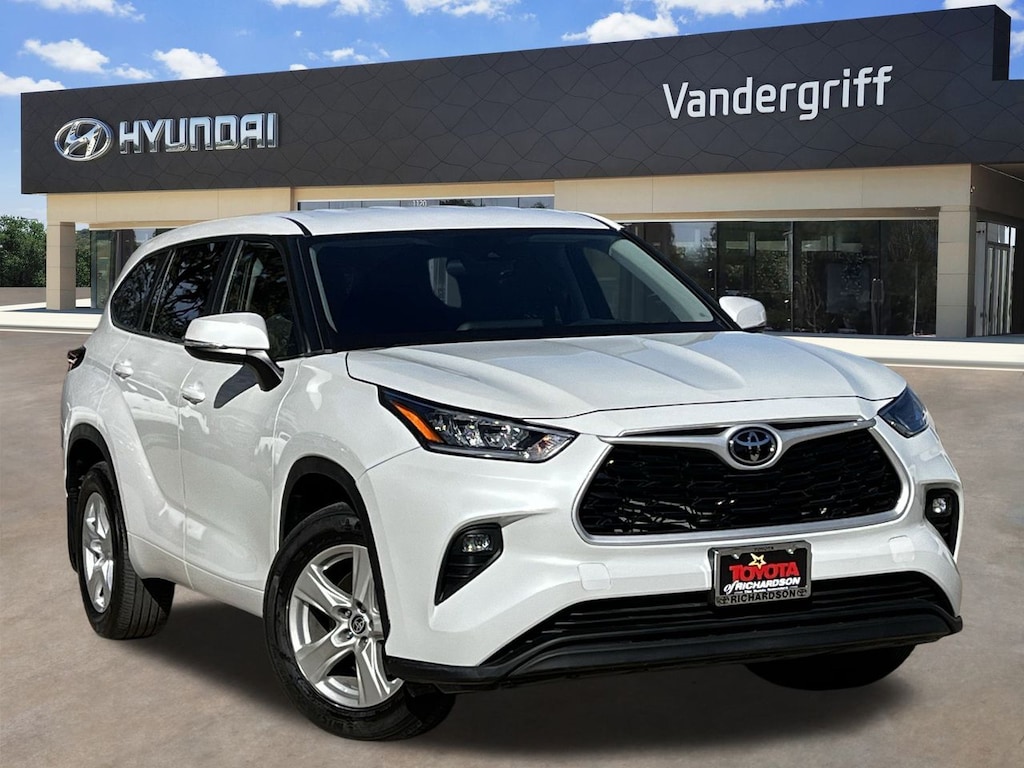 Used 2024 Toyota Highlander LE SUV