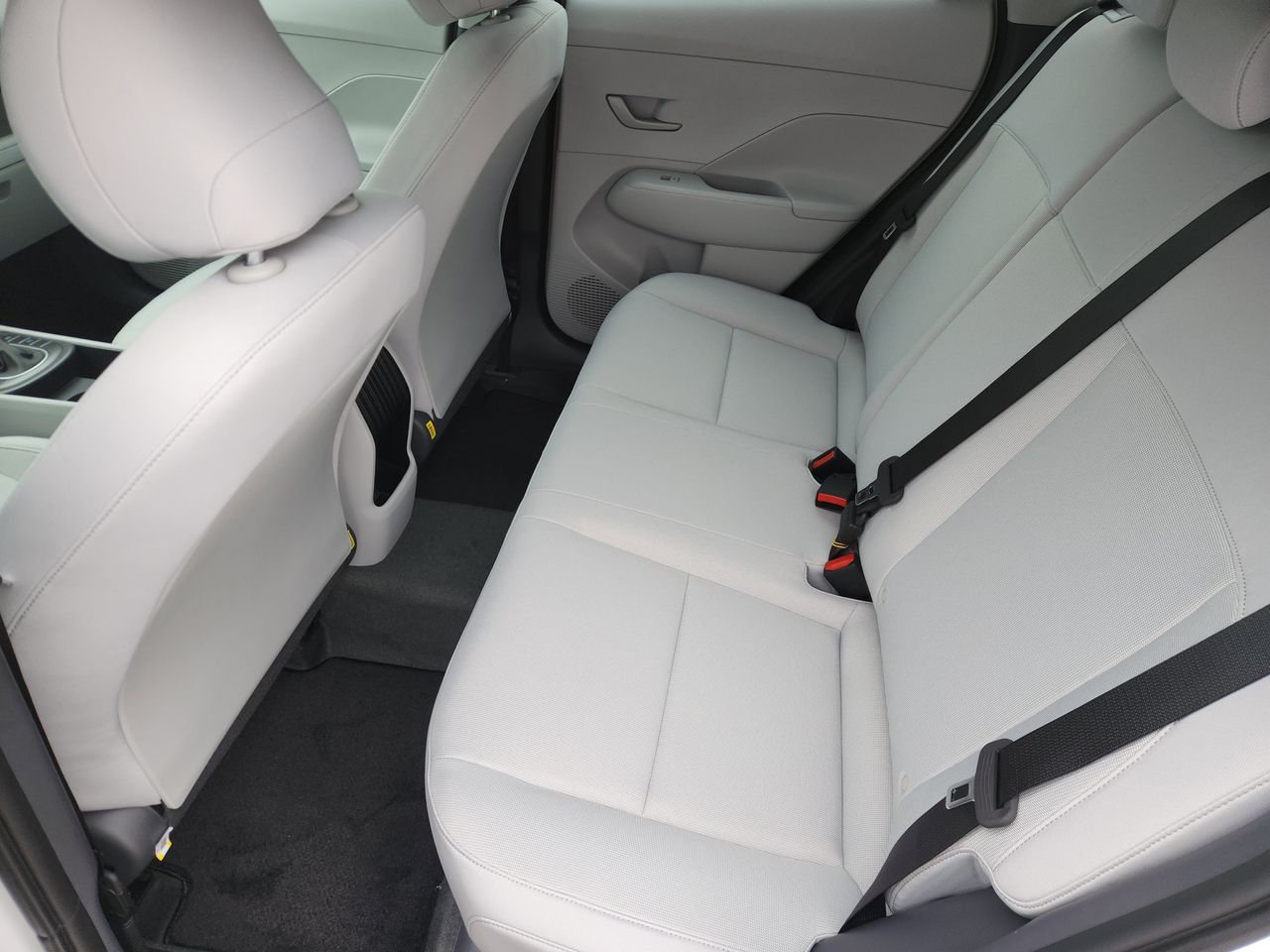 New 2026 SAW White Hyundai SE FWD image 28