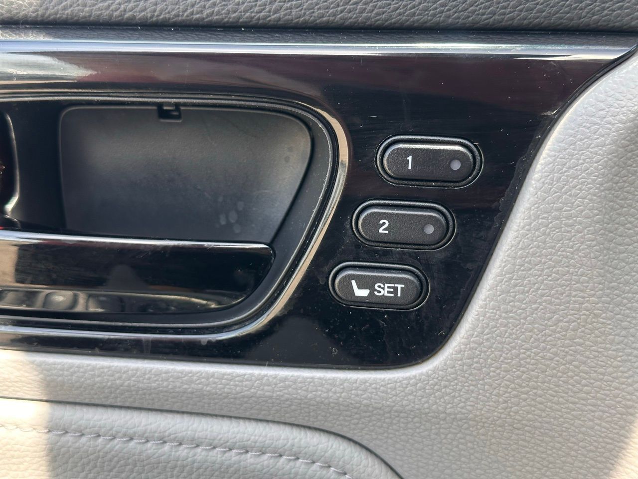 Used 2022 Lunar Silver Metallic Honda Touring image 25