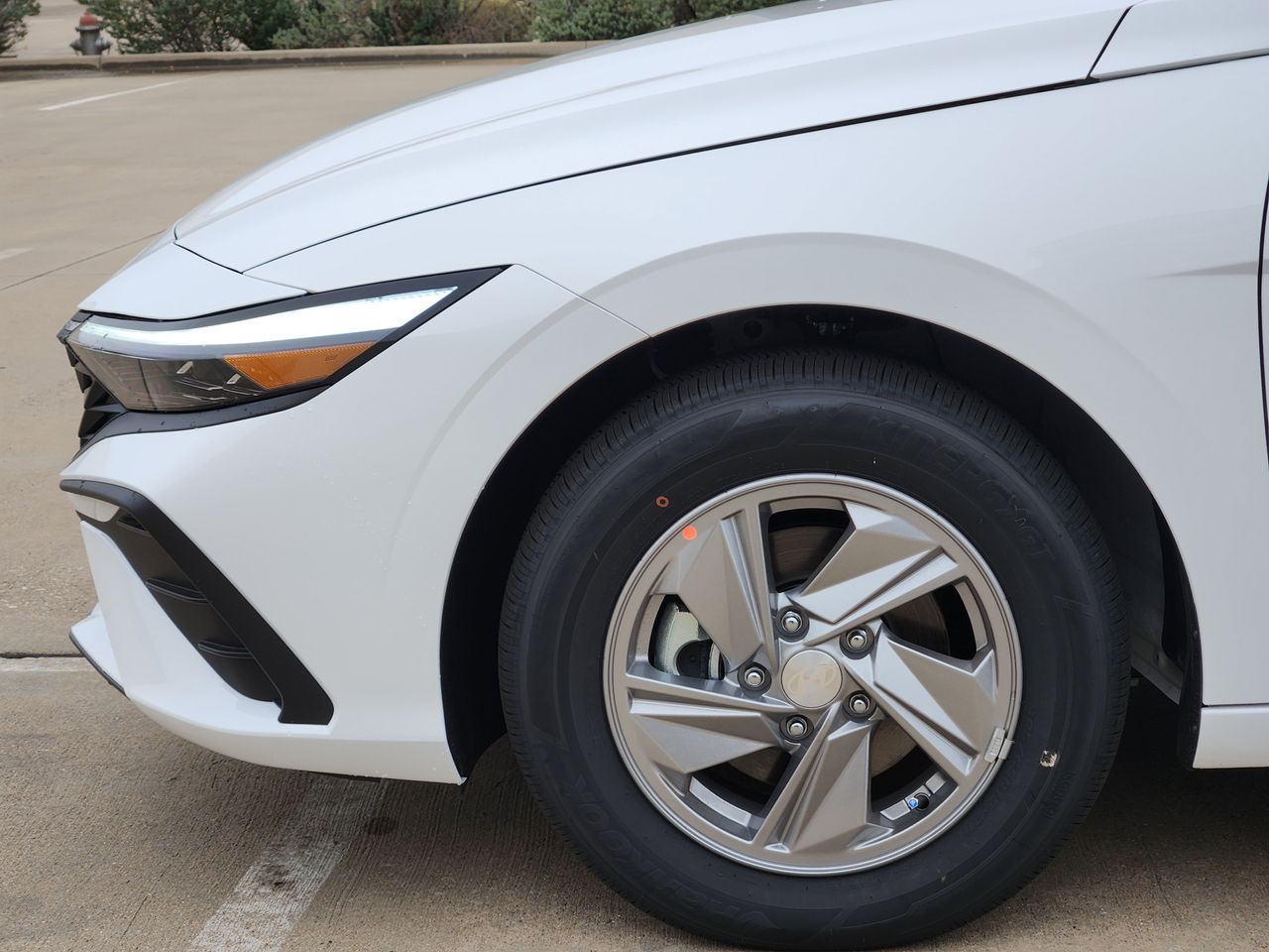 New 2026 W6H White Hyundai SE image 5