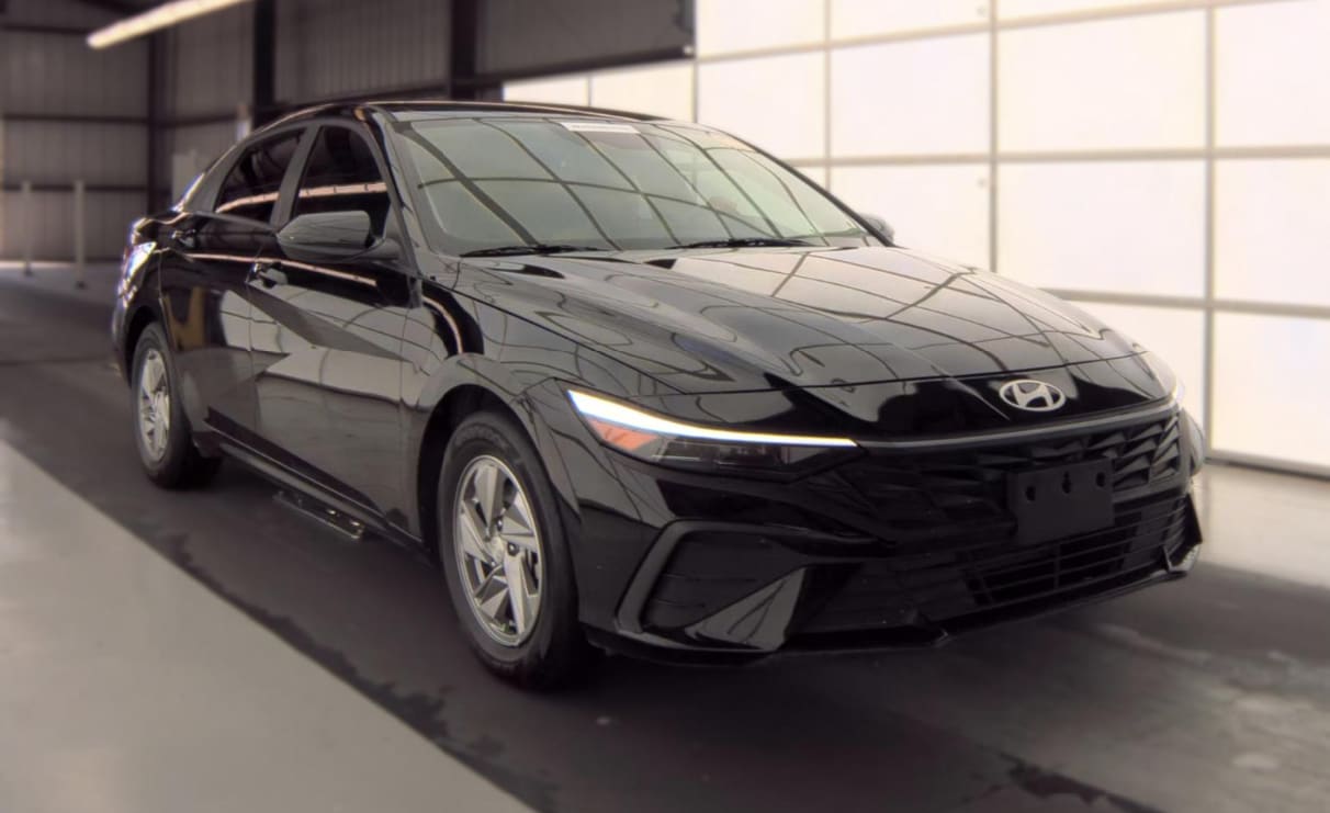 Used 2025 Abyss Black Hyundai SE image 4