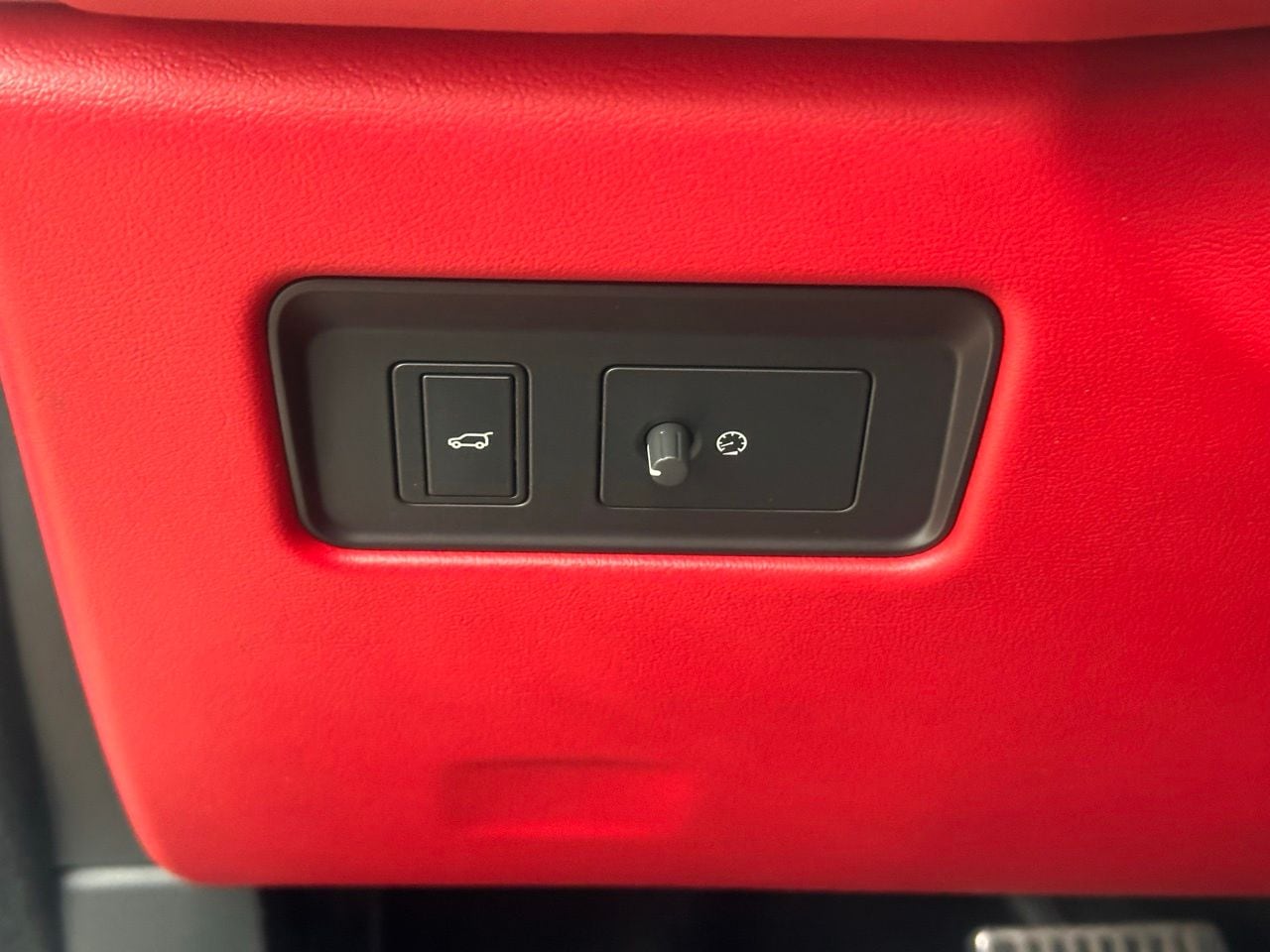 Used 2021 Fuji White Jaguar SVR image 29