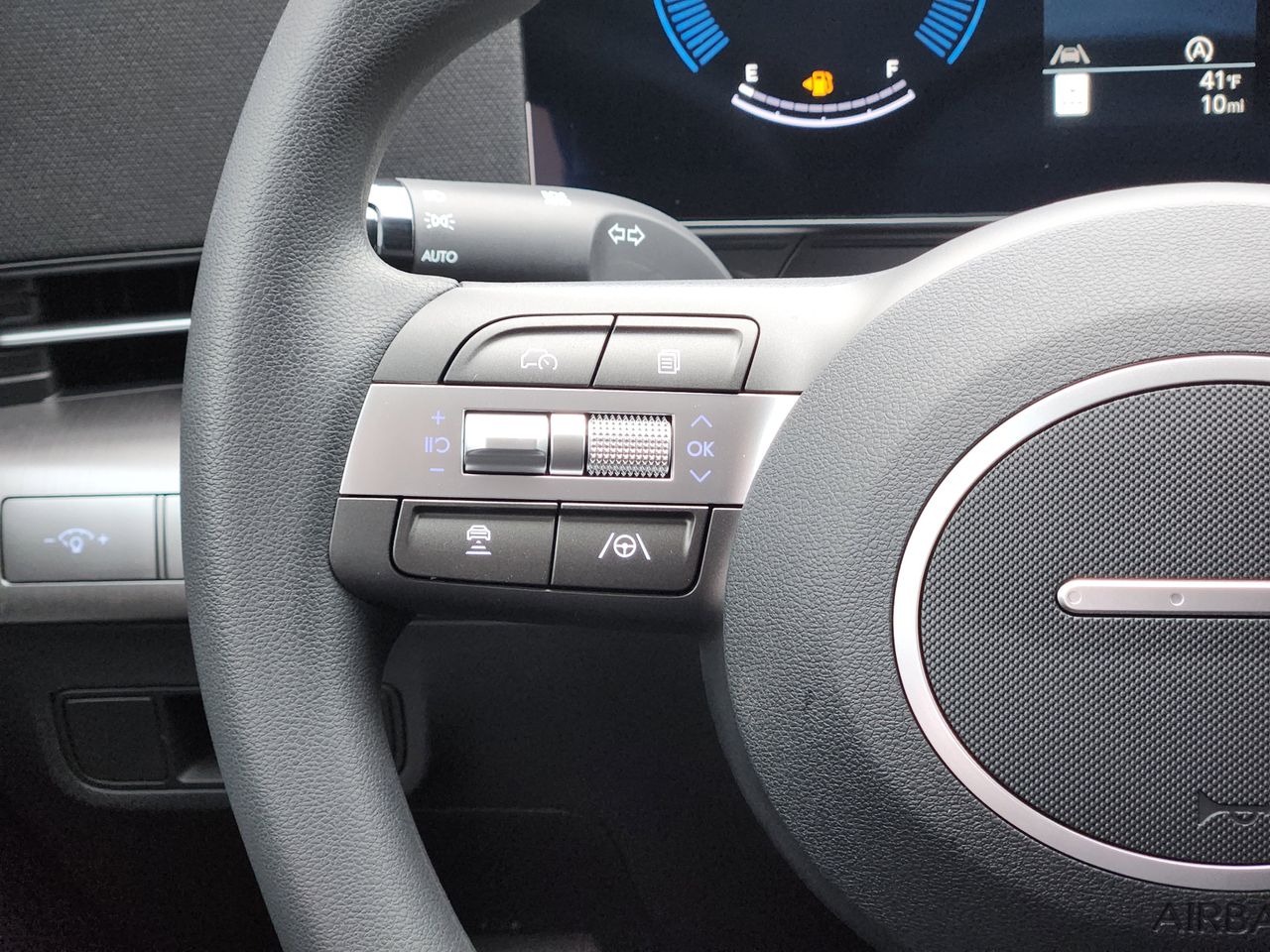 New 2026 SAW White Hyundai SE FWD image 25