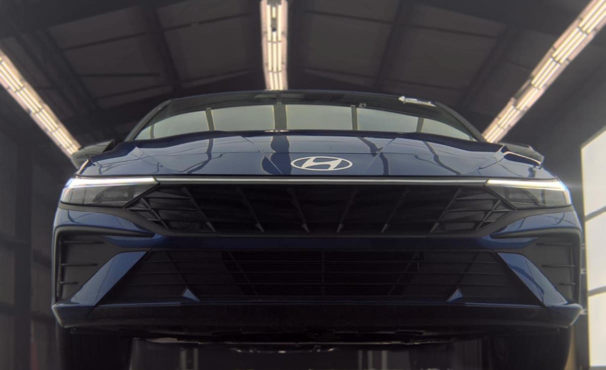 Used 2025 Intense Blue Hyundai SEL Sport image 3