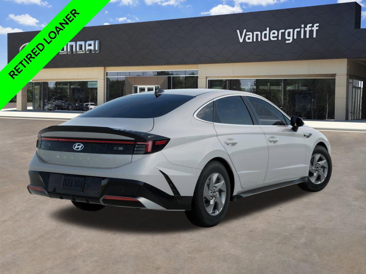 New 2025 W6H White Hyundai SE image 4