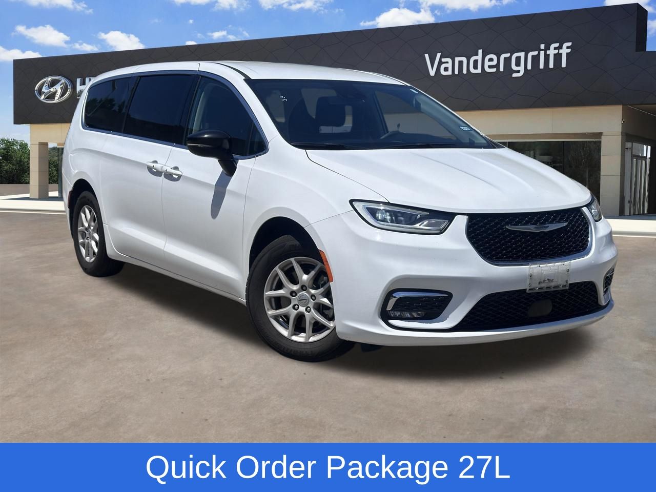 2024 Chrysler Pacifica Touring L's photo