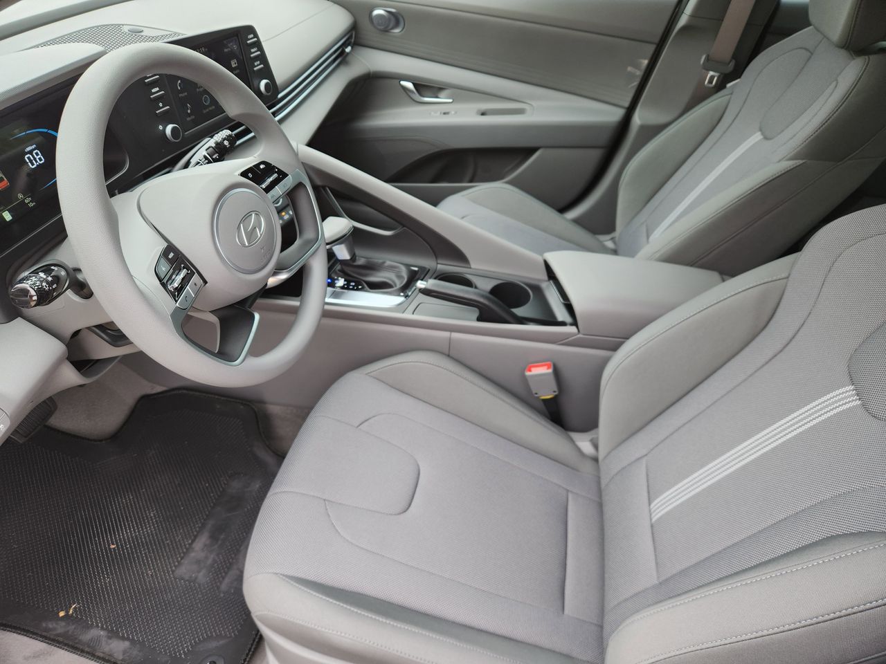 New 2026 W6H White Hyundai SE image 9