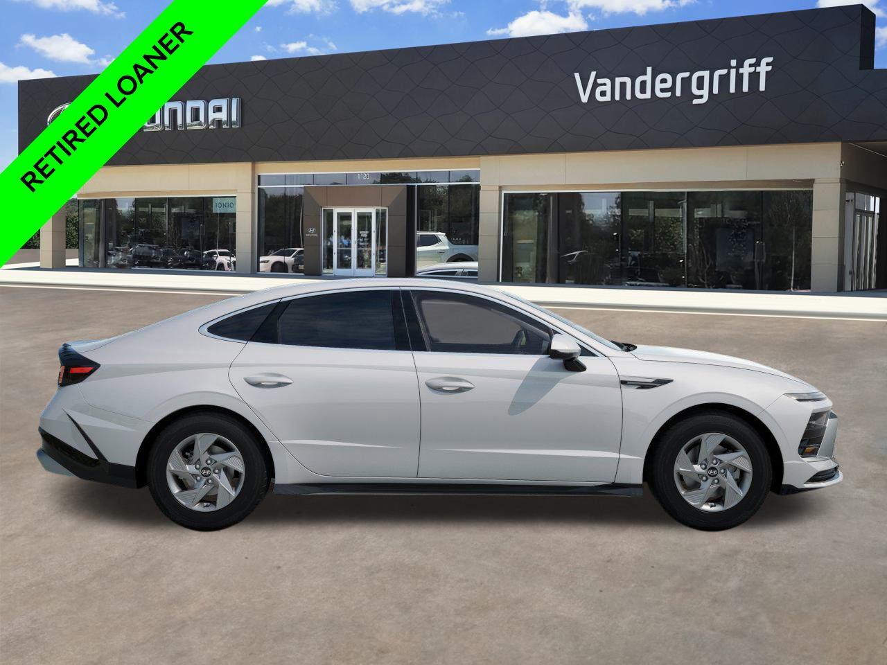 New 2025 W6H White Hyundai SE image 8