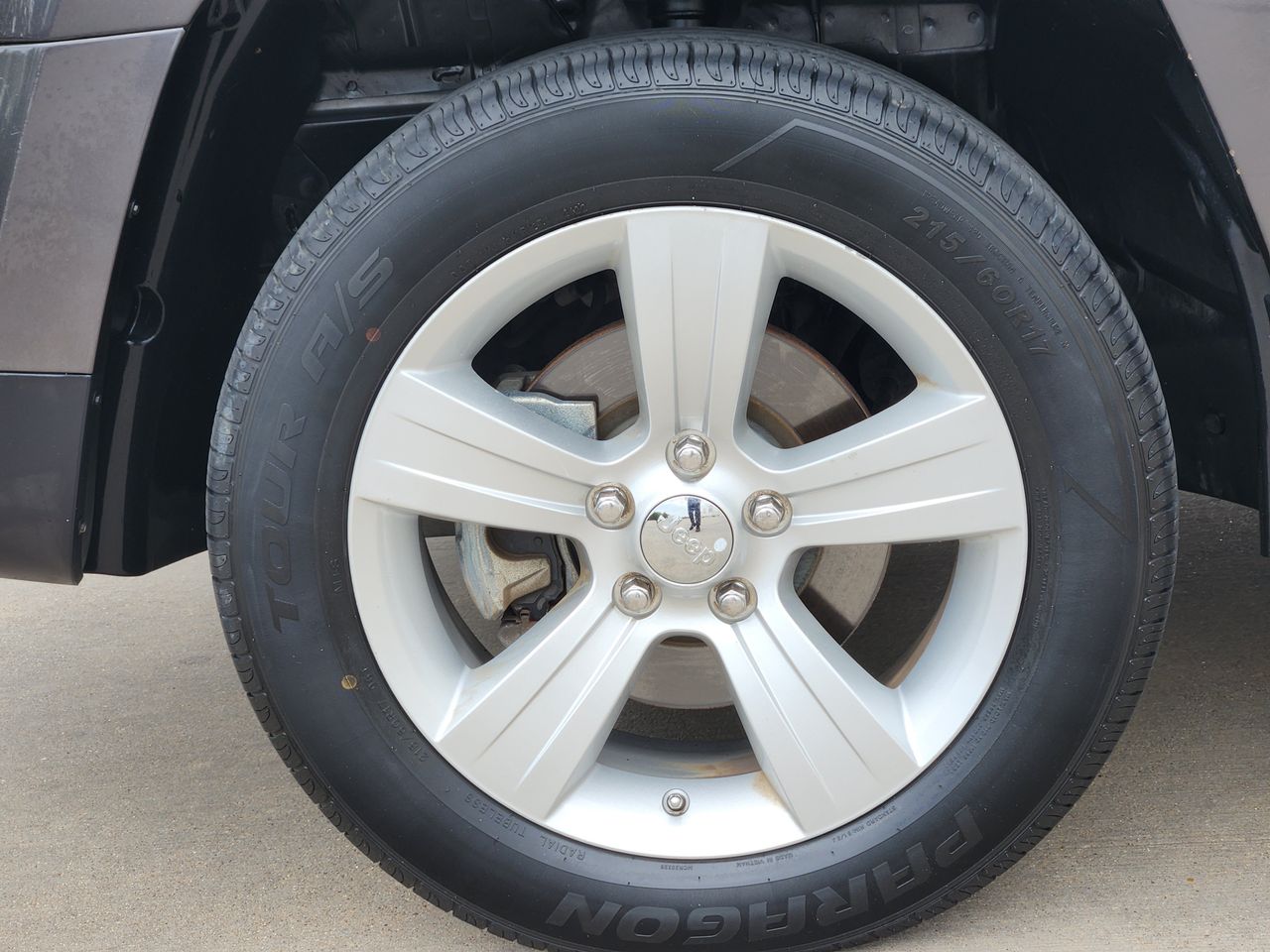 Used 2017 Granite Crystal Jeep Latitude image 6
