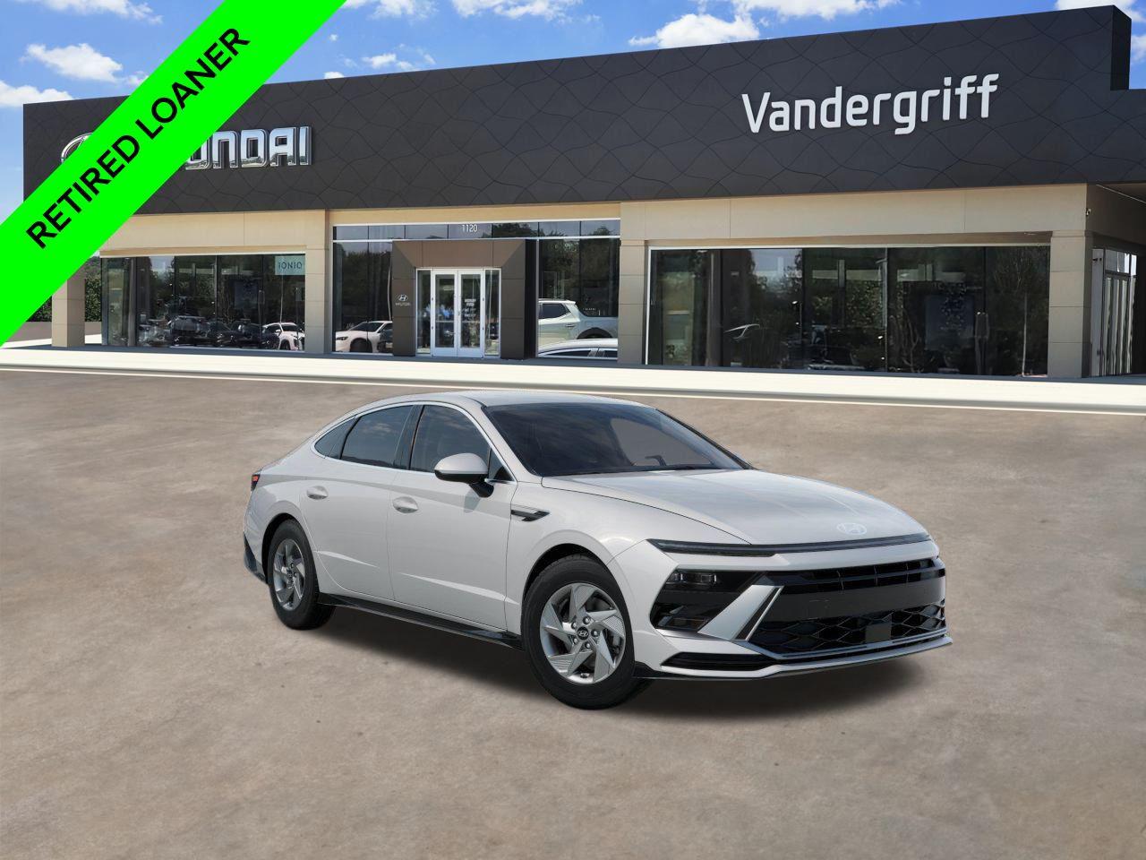 New 2025 W6H White Hyundai SE image 2