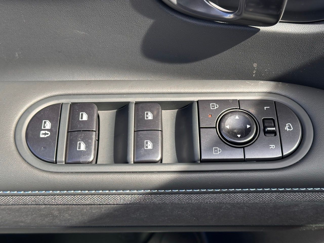 Used 2025 Abyss Black Hyundai Base image 23