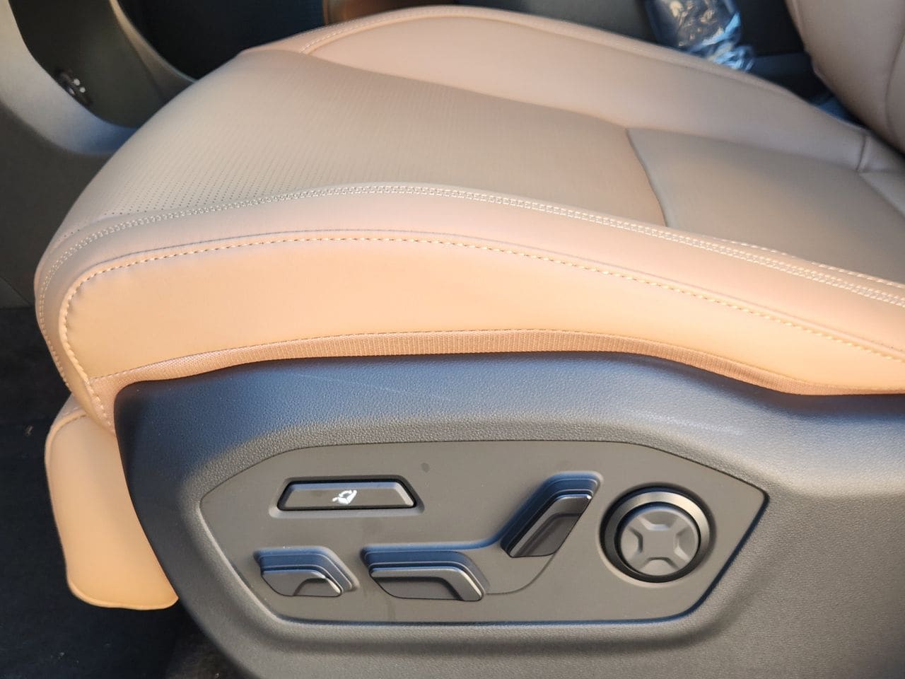 New 2026 W6H White Hyundai Calligraphy FWD image 24