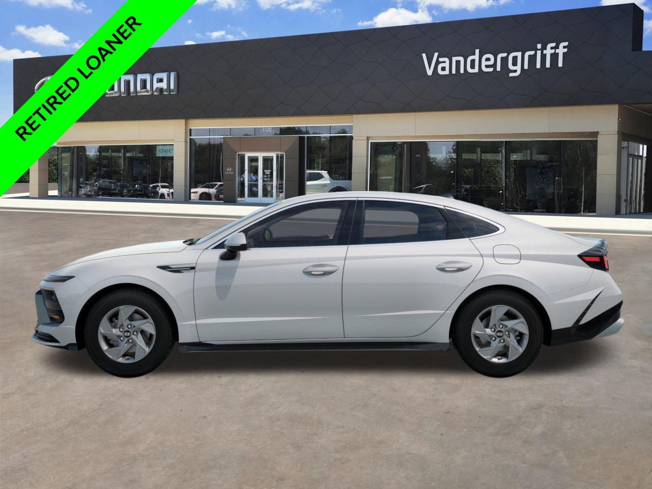 New 2025 W6H White Hyundai SE image 3