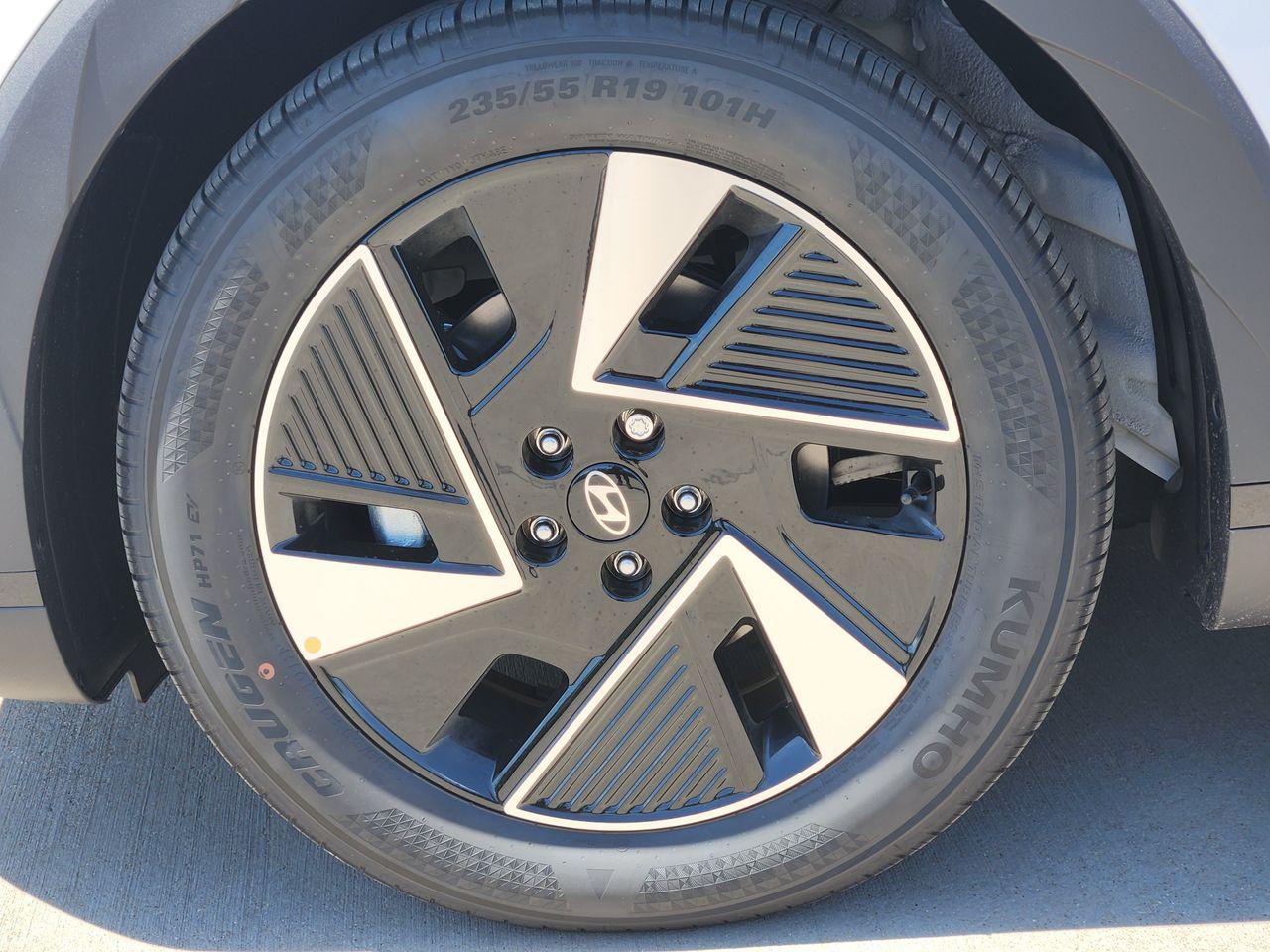 New 2027 SAW/White Hyundai SE image 7