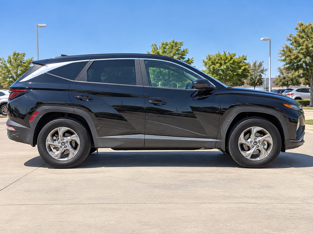 Used 2024 Black Pearl Hyundai SE image 5