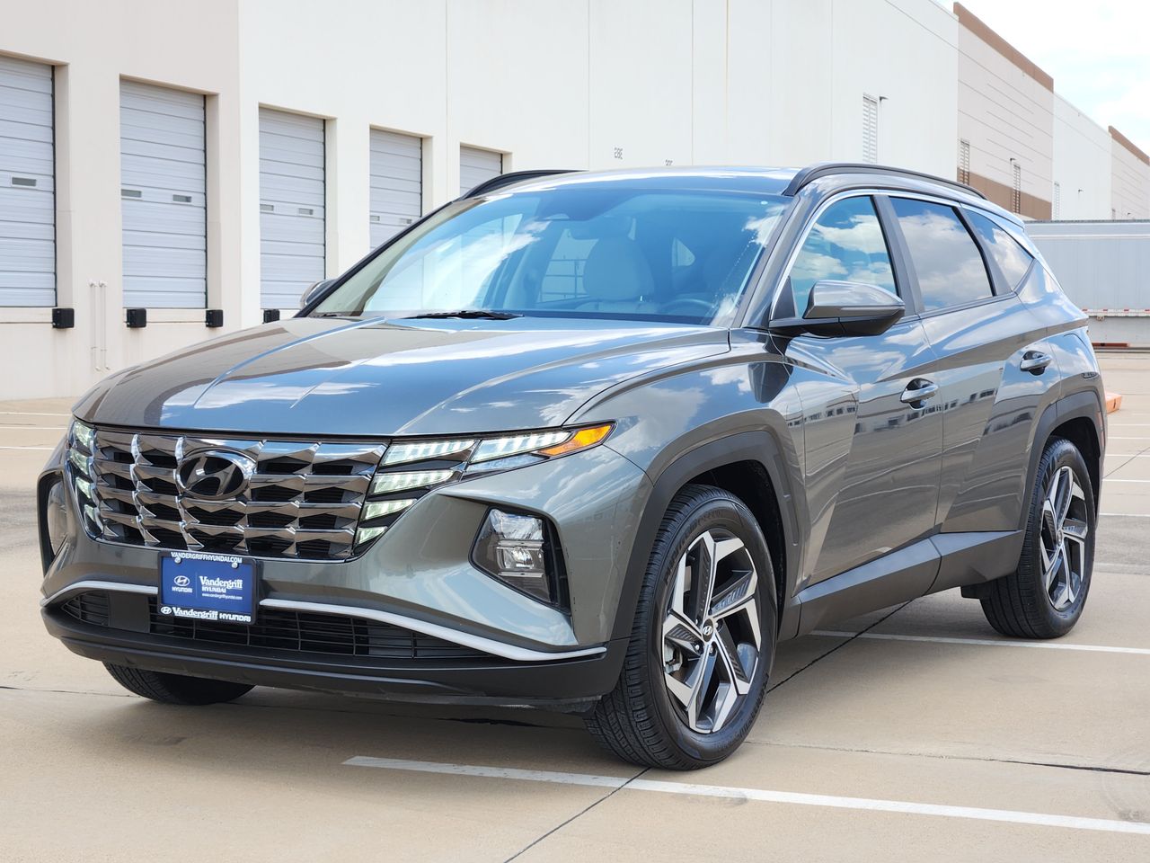 Used 2022 Amazon Gray Hyundai SEL image 2