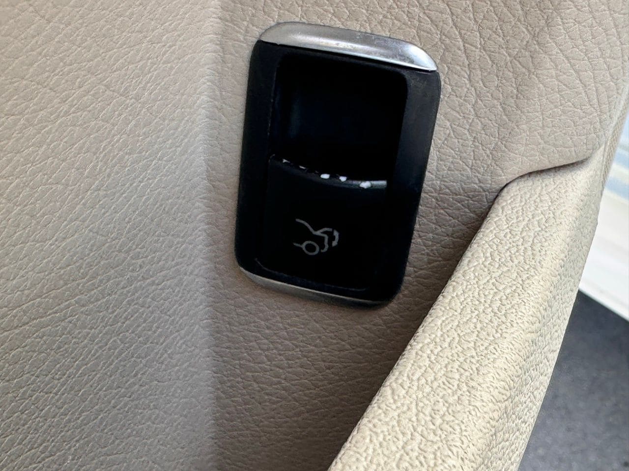 Used 2014 Polar White Mercedes-Benz E 350 4matic® image 31