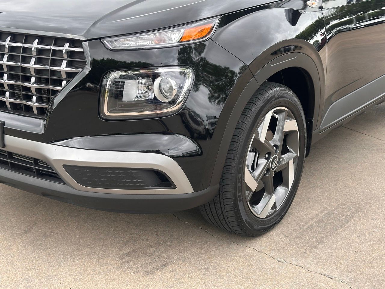 Certified Used 2025 Onyx Black Hyundai SEL image 9