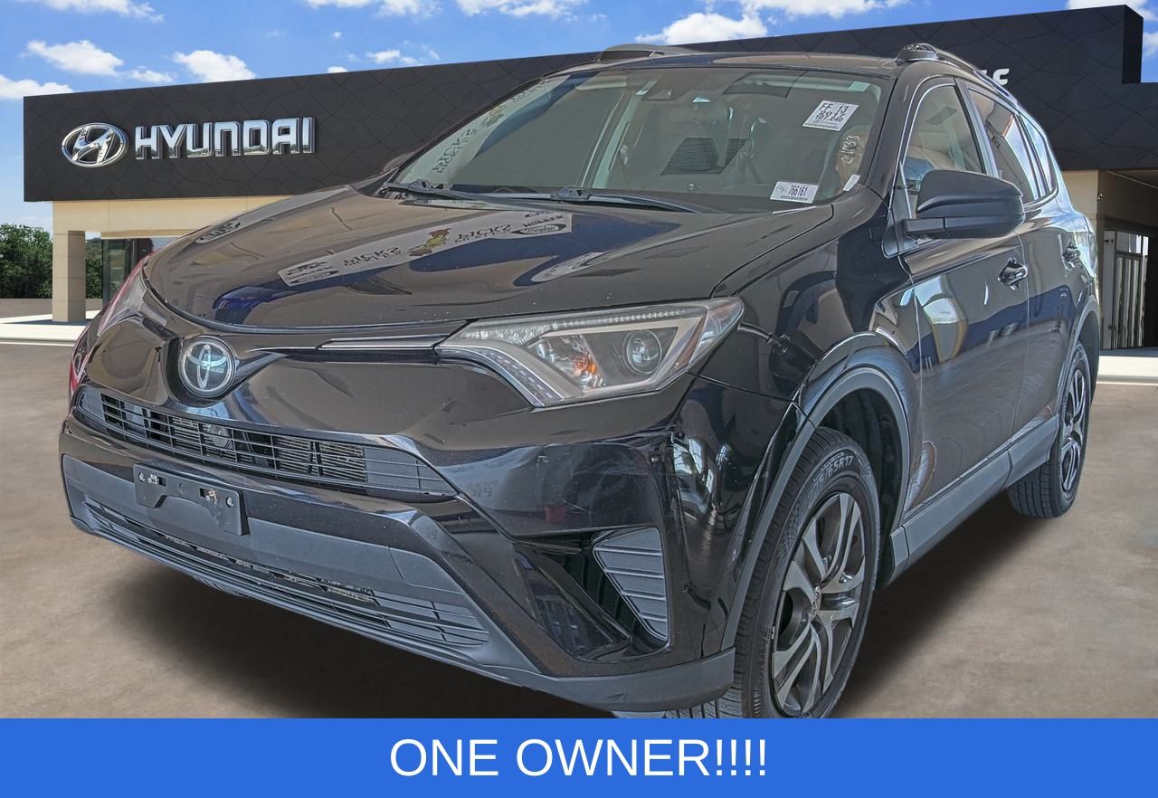 2017 Toyota RAV4 LE's photo